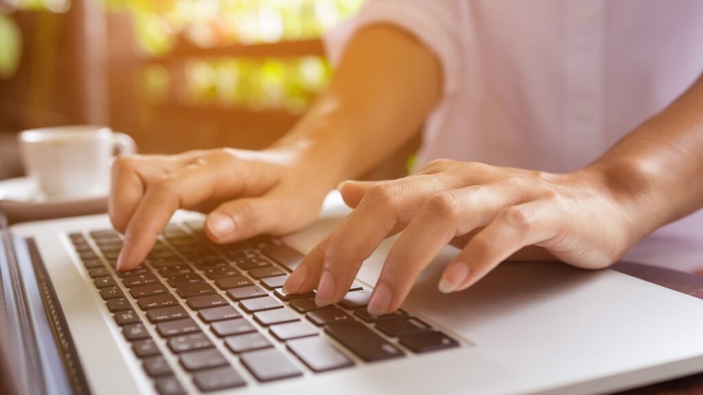 Aprenda estratégias de SEO para destacar seu escritório jurídico no Google e atrair mais clientes. Dicas práticas para alavancar sua visibilidade online!
