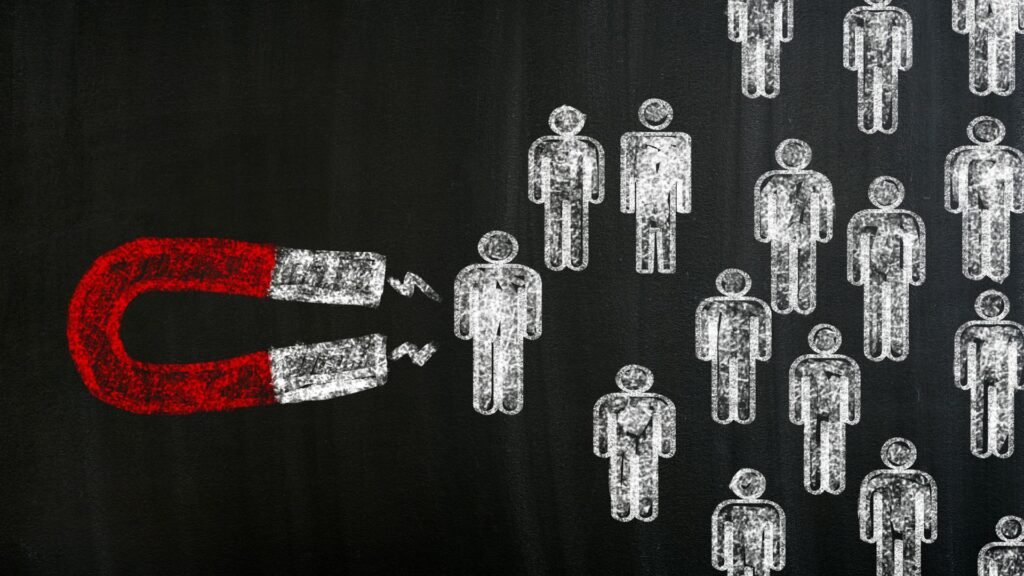 Aprenda a lidar com avaliações falsas no Google e proteja sua reputação online com estratégias eficazes e profissionais.